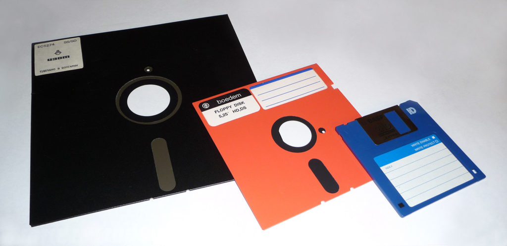 Il ministro degli affari digitali giapponese dichiara guerra ai Floppy disk! Ed ai CD. Ed ai MiniDisc.